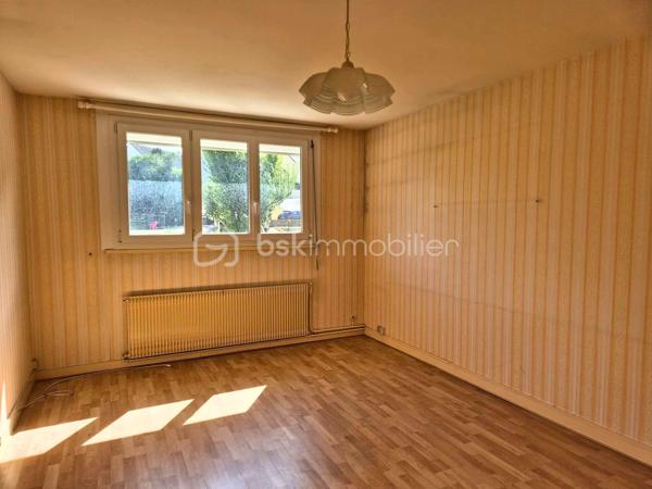 Situé centre-ville de Dreuil-lès-Amiens, à deux pas de la gare et tout proche des écoles, des commerces et des accès routiers pour rejoindre Amiens en quelques minutes, ce pavillon semi-mitoyen de 93 m² est posé sur un beau terrain clos et arboré de 448 m².

La maison propose une vie de plain-pied très pratique :Au rez-de-chaussée : une entrée, un beau séjour lumineux  qui donne sur la véranda et balcon, une cuisine séparée et aménagée, une chambre, une salle d'eau et un WC. À l'étage : deux chambres supplémentaires et deux espaces greniers aménageables en dressing ou bureau.

Le gros plus : un sous-sol complet avec accès indépendant:
Déjà équipé d'un WC, d'une buanderie avec porte sur l'extérieur, d'une cave, d'un atelier et d'un garage, ce niveau offre de superbes perspectives. C'est l'espace parfait pour divers aménagements (suite parentale, coin pour les ados, salle de jeux) ou pour installer une activité professionnelle / libérale sans empiéter sur la vie de famille.

Côté jardin et équipements :
Extérieur clos  avec double terrasse et véranda pour profiter des beaux jours au calme. Fenêtres en double vitrage, chauffage au gaz de ville avec chaudière récente, et un insert bois dans le séjour pour le côté chaleureux.
Taxe foncière : 1 497 €. Contactez Rosalie Vanborre BSK Immobilier pour organiser une visite!