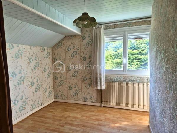 Situé centre-ville de Dreuil-lès-Amiens, à deux pas de la gare et tout proche des écoles, des commerces et des accès routiers pour rejoindre Amiens en quelques minutes, ce pavillon semi-mitoyen de 93 m² est posé sur un beau terrain clos et arboré de 448 m².

La maison propose une vie de plain-pied très pratique :Au rez-de-chaussée : une entrée, un beau séjour lumineux  qui donne sur la véranda et balcon, une cuisine séparée et aménagée, une chambre, une salle d'eau et un WC. À l'étage : deux chambres supplémentaires et deux espaces greniers aménageables en dressing ou bureau.

Le gros plus : un sous-sol complet avec accès indépendant:
Déjà équipé d'un WC, d'une buanderie avec porte sur l'extérieur, d'une cave, d'un atelier et d'un garage, ce niveau offre de superbes perspectives. C'est l'espace parfait pour divers aménagements (suite parentale, coin pour les ados, salle de jeux) ou pour installer une activité professionnelle / libérale sans empiéter sur la vie de famille.

Côté jardin et équipements :
Extérieur clos  avec double terrasse et véranda pour profiter des beaux jours au calme. Fenêtres en double vitrage, chauffage au gaz de ville avec chaudière récente, et un insert bois dans le séjour pour le côté chaleureux.
Taxe foncière : 1 497 €. Contactez Rosalie Vanborre BSK Immobilier pour organiser une visite!