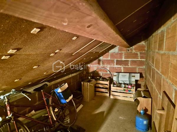Situé centre-ville de Dreuil-lès-Amiens, à deux pas de la gare et tout proche des écoles, des commerces et des accès routiers pour rejoindre Amiens en quelques minutes, ce pavillon semi-mitoyen de 93 m² est posé sur un beau terrain clos et arboré de 448 m².

La maison propose une vie de plain-pied très pratique :Au rez-de-chaussée : une entrée, un beau séjour lumineux  qui donne sur la véranda et balcon, une cuisine séparée et aménagée, une chambre, une salle d'eau et un WC. À l'étage : deux chambres supplémentaires et deux espaces greniers aménageables en dressing ou bureau.

Le gros plus : un sous-sol complet avec accès indépendant:
Déjà équipé d'un WC, d'une buanderie avec porte sur l'extérieur, d'une cave, d'un atelier et d'un garage, ce niveau offre de superbes perspectives. C'est l'espace parfait pour divers aménagements (suite parentale, coin pour les ados, salle de jeux) ou pour installer une activité professionnelle / libérale sans empiéter sur la vie de famille.

Côté jardin et équipements :
Extérieur clos  avec double terrasse et véranda pour profiter des beaux jours au calme. Fenêtres en double vitrage, chauffage au gaz de ville avec chaudière récente, et un insert bois dans le séjour pour le côté chaleureux.
Taxe foncière : 1 497 €. Contactez Rosalie Vanborre BSK Immobilier pour organiser une visite!