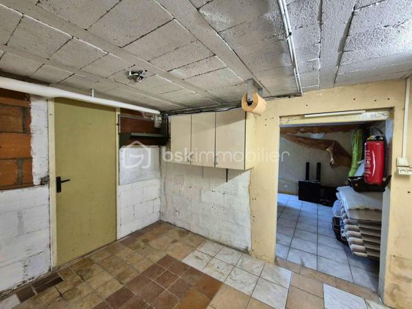 Situé centre-ville de Dreuil-lès-Amiens, à deux pas de la gare et tout proche des écoles, des commerces et des accès routiers pour rejoindre Amiens en quelques minutes, ce pavillon semi-mitoyen de 93 m² est posé sur un beau terrain clos et arboré de 448 m².

La maison propose une vie de plain-pied très pratique :Au rez-de-chaussée : une entrée, un beau séjour lumineux  qui donne sur la véranda et balcon, une cuisine séparée et aménagée, une chambre, une salle d'eau et un WC. À l'étage : deux chambres supplémentaires et deux espaces greniers aménageables en dressing ou bureau.

Le gros plus : un sous-sol complet avec accès indépendant:
Déjà équipé d'un WC, d'une buanderie avec porte sur l'extérieur, d'une cave, d'un atelier et d'un garage, ce niveau offre de superbes perspectives. C'est l'espace parfait pour divers aménagements (suite parentale, coin pour les ados, salle de jeux) ou pour installer une activité professionnelle / libérale sans empiéter sur la vie de famille.

Côté jardin et équipements :
Extérieur clos  avec double terrasse et véranda pour profiter des beaux jours au calme. Fenêtres en double vitrage, chauffage au gaz de ville avec chaudière récente, et un insert bois dans le séjour pour le côté chaleureux.
Taxe foncière : 1 497 €. Contactez Rosalie Vanborre BSK Immobilier pour organiser une visite!