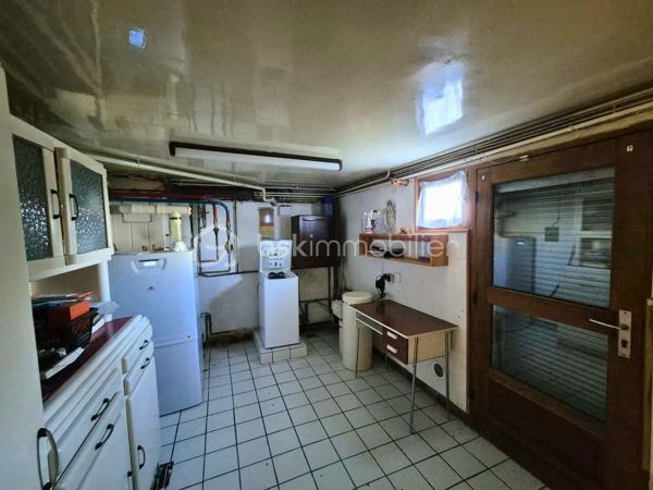 Situé centre-ville de Dreuil-lès-Amiens, à deux pas de la gare et tout proche des écoles, des commerces et des accès routiers pour rejoindre Amiens en quelques minutes, ce pavillon semi-mitoyen de 93 m² est posé sur un beau terrain clos et arboré de 448 m².

La maison propose une vie de plain-pied très pratique :Au rez-de-chaussée : une entrée, un beau séjour lumineux  qui donne sur la véranda et balcon, une cuisine séparée et aménagée, une chambre, une salle d'eau et un WC. À l'étage : deux chambres supplémentaires et deux espaces greniers aménageables en dressing ou bureau.

Le gros plus : un sous-sol complet avec accès indépendant:
Déjà équipé d'un WC, d'une buanderie avec porte sur l'extérieur, d'une cave, d'un atelier et d'un garage, ce niveau offre de superbes perspectives. C'est l'espace parfait pour divers aménagements (suite parentale, coin pour les ados, salle de jeux) ou pour installer une activité professionnelle / libérale sans empiéter sur la vie de famille.

Côté jardin et équipements :
Extérieur clos  avec double terrasse et véranda pour profiter des beaux jours au calme. Fenêtres en double vitrage, chauffage au gaz de ville avec chaudière récente, et un insert bois dans le séjour pour le côté chaleureux.
Taxe foncière : 1 497 €. Contactez Rosalie Vanborre BSK Immobilier pour organiser une visite!