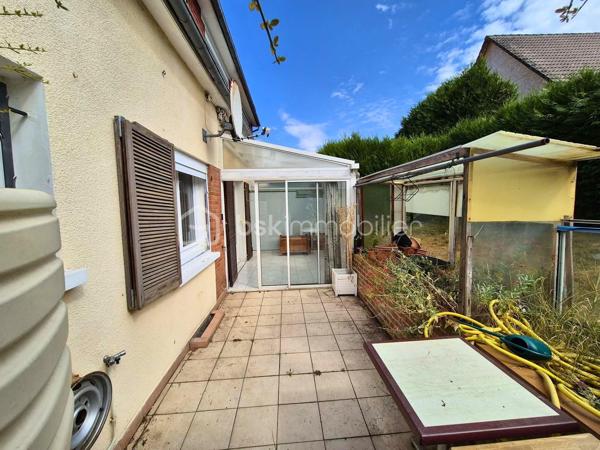 Situé centre-ville de Dreuil-lès-Amiens, à deux pas de la gare et tout proche des écoles, des commerces et des accès routiers pour rejoindre Amiens en quelques minutes, ce pavillon semi-mitoyen de 93 m² est posé sur un beau terrain clos et arboré de 448 m².

La maison propose une vie de plain-pied très pratique :Au rez-de-chaussée : une entrée, un beau séjour lumineux  qui donne sur la véranda et balcon, une cuisine séparée et aménagée, une chambre, une salle d'eau et un WC. À l'étage : deux chambres supplémentaires et deux espaces greniers aménageables en dressing ou bureau.

Le gros plus : un sous-sol complet avec accès indépendant:
Déjà équipé d'un WC, d'une buanderie avec porte sur l'extérieur, d'une cave, d'un atelier et d'un garage, ce niveau offre de superbes perspectives. C'est l'espace parfait pour divers aménagements (suite parentale, coin pour les ados, salle de jeux) ou pour installer une activité professionnelle / libérale sans empiéter sur la vie de famille.

Côté jardin et équipements :
Extérieur clos  avec double terrasse et véranda pour profiter des beaux jours au calme. Fenêtres en double vitrage, chauffage au gaz de ville avec chaudière récente, et un insert bois dans le séjour pour le côté chaleureux.
Taxe foncière : 1 497 €. Contactez Rosalie Vanborre BSK Immobilier pour organiser une visite!