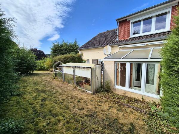 Situé centre-ville de Dreuil-lès-Amiens, à deux pas de la gare et tout proche des écoles, des commerces et des accès routiers pour rejoindre Amiens en quelques minutes, ce pavillon semi-mitoyen de 93 m² est posé sur un beau terrain clos et arboré de 448 m².

La maison propose une vie de plain-pied très pratique :Au rez-de-chaussée : une entrée, un beau séjour lumineux  qui donne sur la véranda et balcon, une cuisine séparée et aménagée, une chambre, une salle d'eau et un WC. À l'étage : deux chambres supplémentaires et deux espaces greniers aménageables en dressing ou bureau.

Le gros plus : un sous-sol complet avec accès indépendant:
Déjà équipé d'un WC, d'une buanderie avec porte sur l'extérieur, d'une cave, d'un atelier et d'un garage, ce niveau offre de superbes perspectives. C'est l'espace parfait pour divers aménagements (suite parentale, coin pour les ados, salle de jeux) ou pour installer une activité professionnelle / libérale sans empiéter sur la vie de famille.

Côté jardin et équipements :
Extérieur clos  avec double terrasse et véranda pour profiter des beaux jours au calme. Fenêtres en double vitrage, chauffage au gaz de ville avec chaudière récente, et un insert bois dans le séjour pour le côté chaleureux.
Taxe foncière : 1 497 €. Contactez Rosalie Vanborre BSK Immobilier pour organiser une visite!