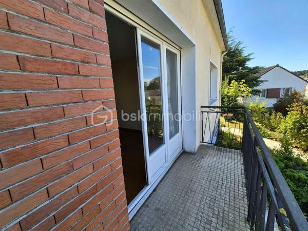 Situé centre-ville de Dreuil-lès-Amiens, à deux pas de la gare et tout proche des écoles, des commerces et des accès routiers pour rejoindre Amiens en quelques minutes, ce pavillon semi-mitoyen de 93 m² est posé sur un beau terrain clos et arboré de 448 m².

La maison propose une vie de plain-pied très pratique :Au rez-de-chaussée : une entrée, un beau séjour lumineux  qui donne sur la véranda et balcon, une cuisine séparée et aménagée, une chambre, une salle d'eau et un WC. À l'étage : deux chambres supplémentaires et deux espaces greniers aménageables en dressing ou bureau.

Le gros plus : un sous-sol complet avec accès indépendant:
Déjà équipé d'un WC, d'une buanderie avec porte sur l'extérieur, d'une cave, d'un atelier et d'un garage, ce niveau offre de superbes perspectives. C'est l'espace parfait pour divers aménagements (suite parentale, coin pour les ados, salle de jeux) ou pour installer une activité professionnelle / libérale sans empiéter sur la vie de famille.

Côté jardin et équipements :
Extérieur clos  avec double terrasse et véranda pour profiter des beaux jours au calme. Fenêtres en double vitrage, chauffage au gaz de ville avec chaudière récente, et un insert bois dans le séjour pour le côté chaleureux.
Taxe foncière : 1 497 €. Contactez Rosalie Vanborre BSK Immobilier pour organiser une visite!