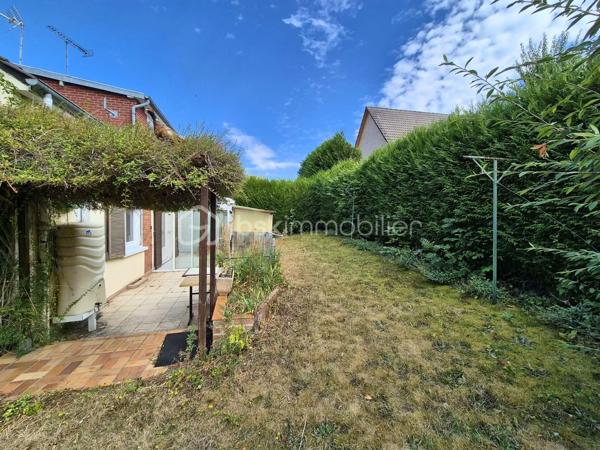 Situé centre-ville de Dreuil-lès-Amiens, à deux pas de la gare et tout proche des écoles, des commerces et des accès routiers pour rejoindre Amiens en quelques minutes, ce pavillon semi-mitoyen de 93 m² est posé sur un beau terrain clos et arboré de 448 m².

La maison propose une vie de plain-pied très pratique :Au rez-de-chaussée : une entrée, un beau séjour lumineux  qui donne sur la véranda et balcon, une cuisine séparée et aménagée, une chambre, une salle d'eau et un WC. À l'étage : deux chambres supplémentaires et deux espaces greniers aménageables en dressing ou bureau.

Le gros plus : un sous-sol complet avec accès indépendant:
Déjà équipé d'un WC, d'une buanderie avec porte sur l'extérieur, d'une cave, d'un atelier et d'un garage, ce niveau offre de superbes perspectives. C'est l'espace parfait pour divers aménagements (suite parentale, coin pour les ados, salle de jeux) ou pour installer une activité professionnelle / libérale sans empiéter sur la vie de famille.

Côté jardin et équipements :
Extérieur clos  avec double terrasse et véranda pour profiter des beaux jours au calme. Fenêtres en double vitrage, chauffage au gaz de ville avec chaudière récente, et un insert bois dans le séjour pour le côté chaleureux.
Taxe foncière : 1 497 €. Contactez Rosalie Vanborre BSK Immobilier pour organiser une visite!