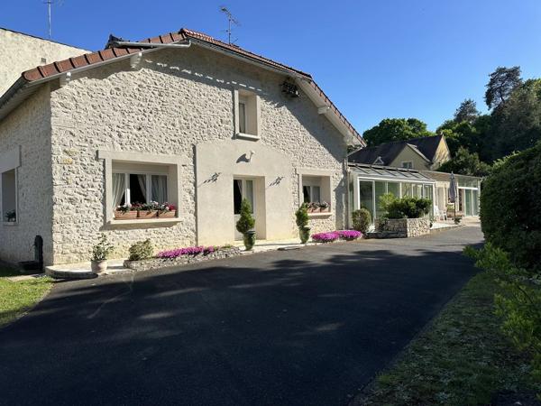 RARE SUR LE SECTEUR – Maison Ancienne Rénovée avec Studio Indépendant et Terrain constructible