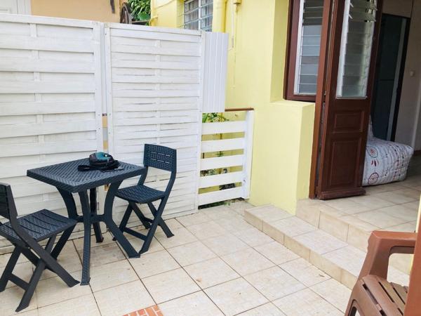 Dpt Martinique (972), à louer MORNE DES ESSES appartement T2 de 33 m²