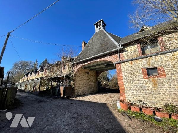 Une longère d'environ 500m² à rénover située à COURTOMER avec des dépendances et 1,9 ha de terre