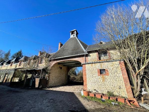 Une longère d'environ 500m² à rénover située à COURTOMER avec des dépendances et 1,9 ha de terre