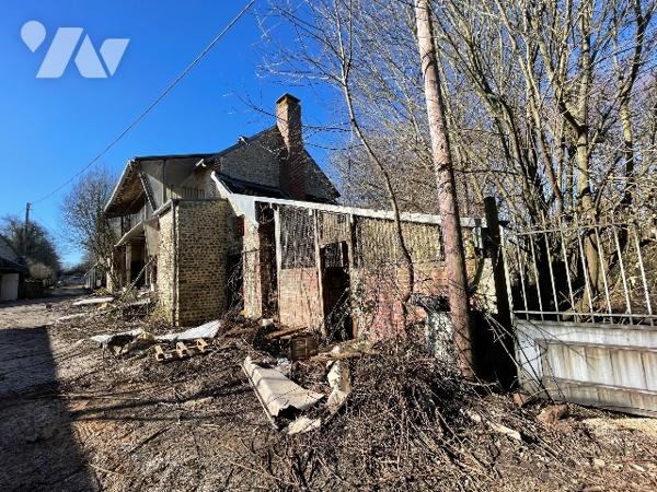 Une longère d'environ 500m² à rénover située à COURTOMER avec des dépendances et 1,9 ha de terre