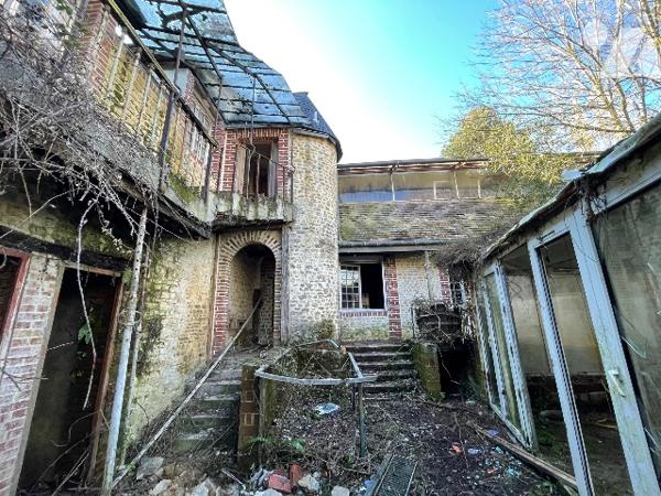 Une longère d'environ 500m² à rénover située à COURTOMER avec des dépendances et 1,9 ha de terre