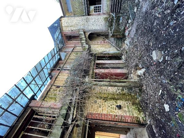 Une longère d'environ 500m² à rénover située à COURTOMER avec des dépendances et 1,9 ha de terre