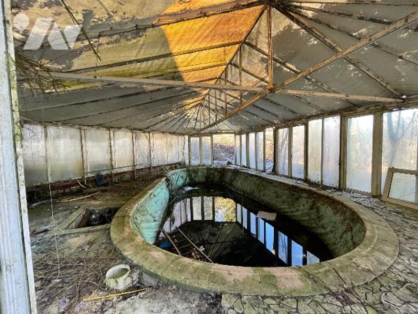 Une longère d'environ 500m² à rénover située à COURTOMER avec des dépendances et 1,9 ha de terre