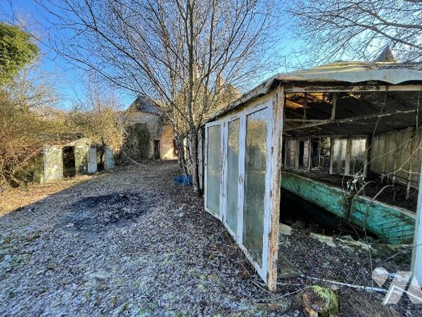 Une longère d'environ 500m² à rénover située à COURTOMER avec des dépendances et 1,9 ha de terre
