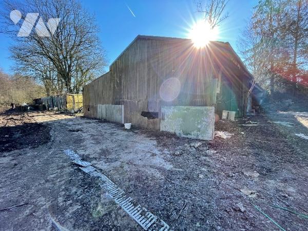 Une longère d'environ 500m² à rénover située à COURTOMER avec des dépendances et 1,9 ha de terre