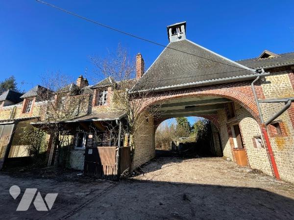 Une longère d'environ 500m² à rénover située à COURTOMER avec des dépendances et 1,9 ha de terre