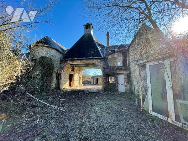 Une longère d'environ 500m² à rénover située à COURTOMER avec des dépendances et 1,9 ha de terre