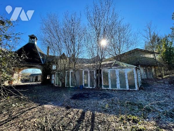 Une longère d'environ 500m² à rénover située à COURTOMER avec des dépendances et 1,9 ha de terre