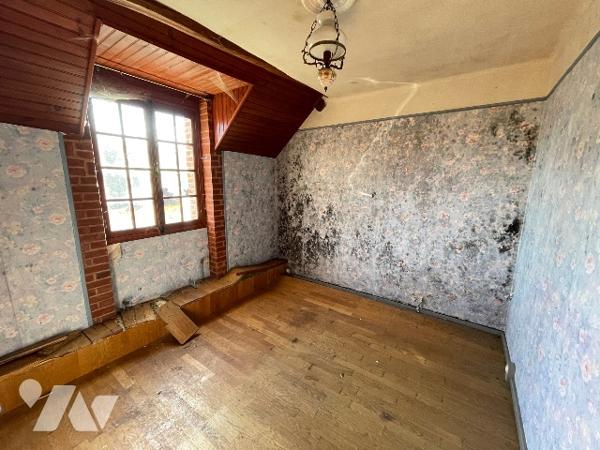 Une longère d'environ 500m² à rénover située à COURTOMER avec des dépendances et 1,9 ha de terre