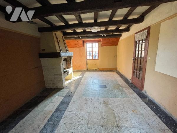 Une longère d'environ 500m² à rénover située à COURTOMER avec des dépendances et 1,9 ha de terre