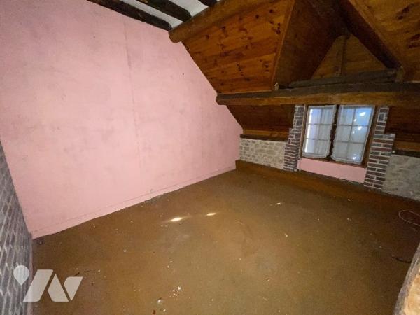 Une longère d'environ 500m² à rénover située à COURTOMER avec des dépendances et 1,9 ha de terre