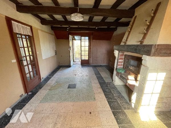 Une longère d'environ 500m² à rénover située à COURTOMER avec des dépendances et 1,9 ha de terre