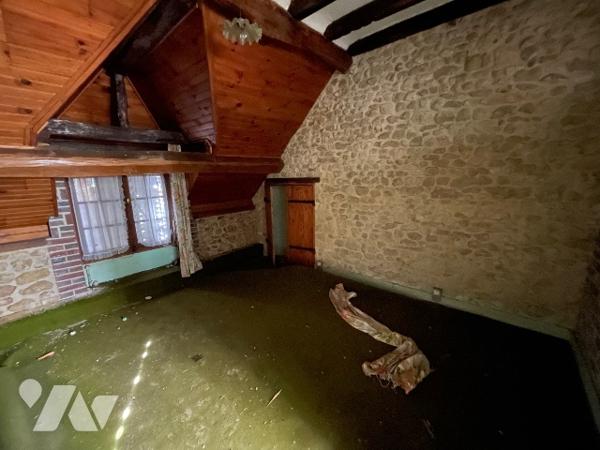 Une longère d'environ 500m² à rénover située à COURTOMER avec des dépendances et 1,9 ha de terre