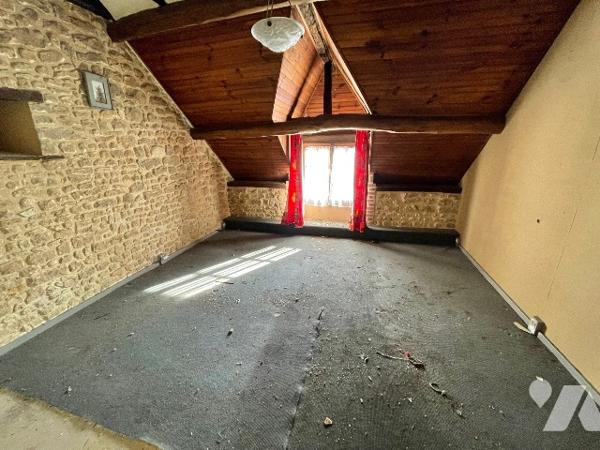 Une longère d'environ 500m² à rénover située à COURTOMER avec des dépendances et 1,9 ha de terre