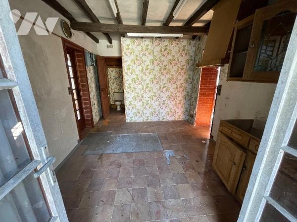 Une longère d'environ 500m² à rénover située à COURTOMER avec des dépendances et 1,9 ha de terre