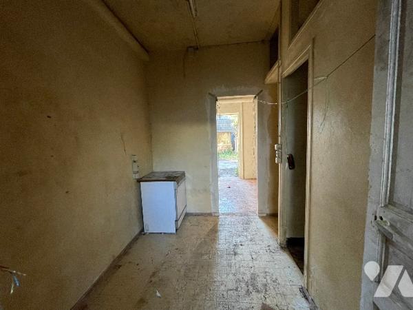 Une longère d'environ 500m² à rénover située à COURTOMER avec des dépendances et 1,9 ha de terre