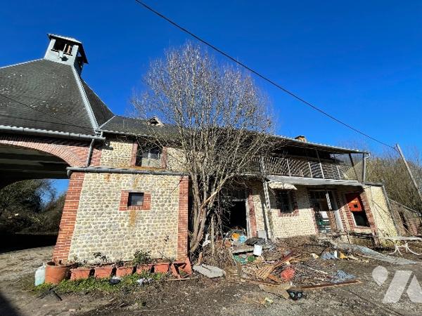 Une longère d'environ 500m² à rénover située à COURTOMER avec des dépendances et 1,9 ha de terre