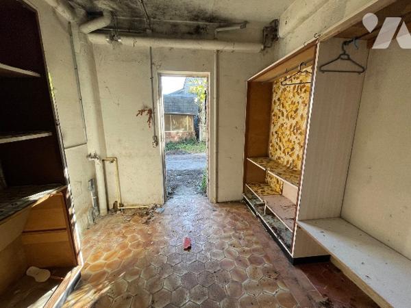 Une longère d'environ 500m² à rénover située à COURTOMER avec des dépendances et 1,9 ha de terre