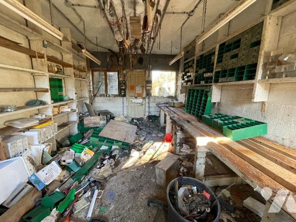 Une longère d'environ 500m² à rénover située à COURTOMER avec des dépendances et 1,9 ha de terre