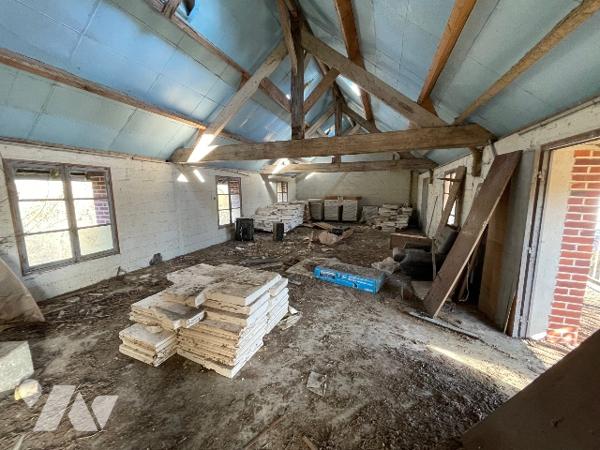 Une longère d'environ 500m² à rénover située à COURTOMER avec des dépendances et 1,9 ha de terre