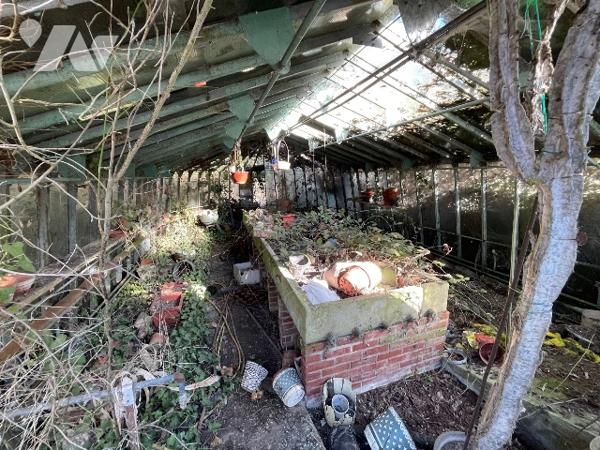 Une longère d'environ 500m² à rénover située à COURTOMER avec des dépendances et 1,9 ha de terre