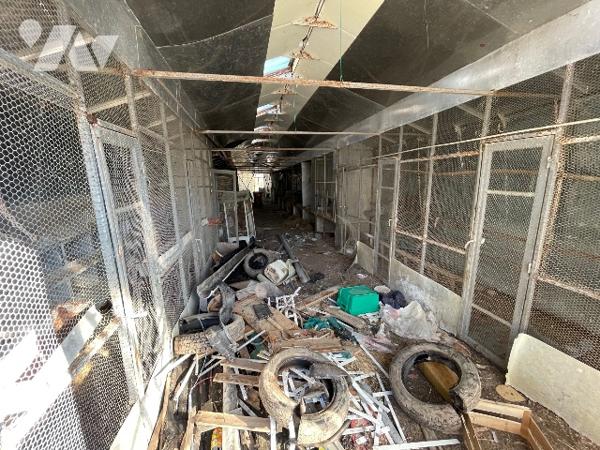 Une longère d'environ 500m² à rénover située à COURTOMER avec des dépendances et 1,9 ha de terre