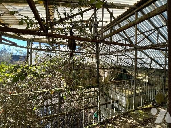 Une longère d'environ 500m² à rénover située à COURTOMER avec des dépendances et 1,9 ha de terre