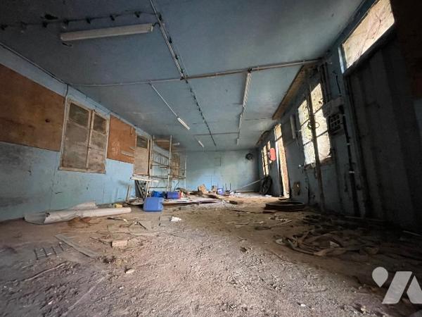 Une longère d'environ 500m² à rénover située à COURTOMER avec des dépendances et 1,9 ha de terre