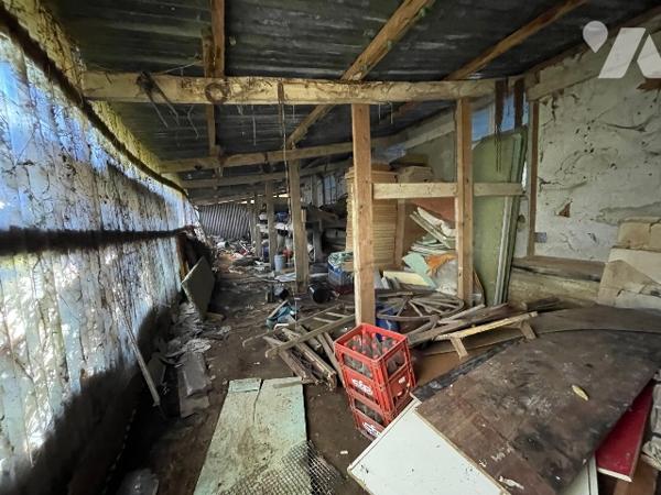 Une longère d'environ 500m² à rénover située à COURTOMER avec des dépendances et 1,9 ha de terre