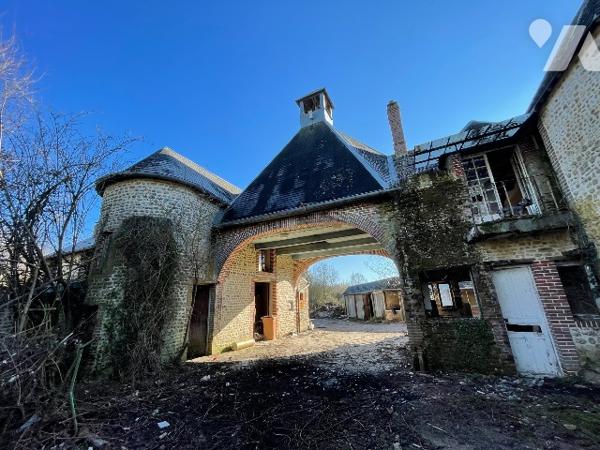 Une longère d'environ 500m² à rénover située à COURTOMER avec des dépendances et 1,9 ha de terre