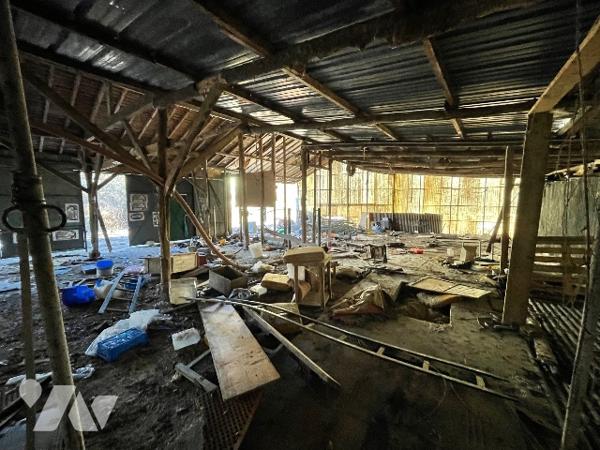 Une longère d'environ 500m² à rénover située à COURTOMER avec des dépendances et 1,9 ha de terre