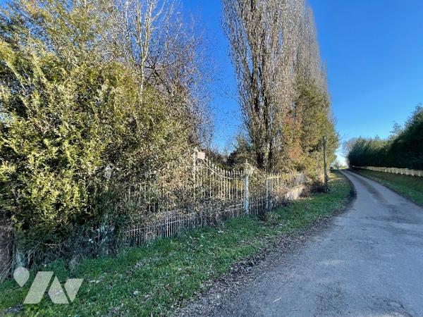 Une longère d'environ 500m² à rénover située à COURTOMER avec des dépendances et 1,9 ha de terre