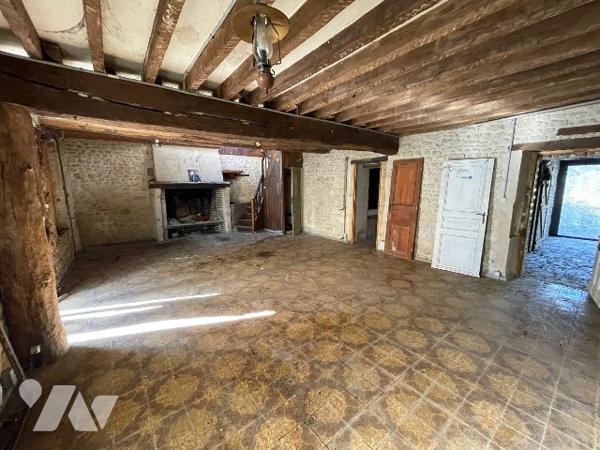 Une longère d'environ 500m² à rénover située à COURTOMER avec des dépendances et 1,9 ha de terre