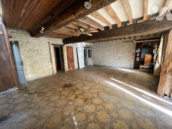 Une longère d'environ 500m² à rénover située à COURTOMER avec des dépendances et 1,9 ha de terre