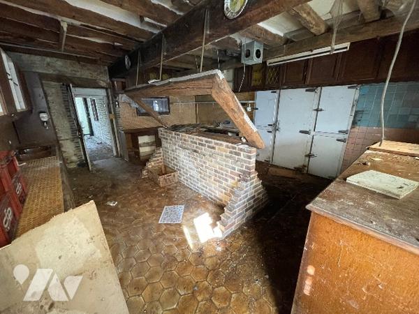 Une longère d'environ 500m² à rénover située à COURTOMER avec des dépendances et 1,9 ha de terre