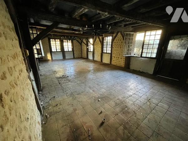 Une longère d'environ 500m² à rénover située à COURTOMER avec des dépendances et 1,9 ha de terre