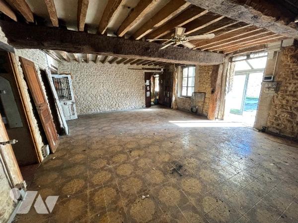 Une longère d'environ 500m² à rénover située à COURTOMER avec des dépendances et 1,9 ha de terre