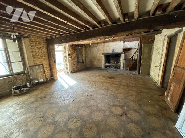 Une longère d'environ 500m² à rénover située à COURTOMER avec des dépendances et 1,9 ha de terre