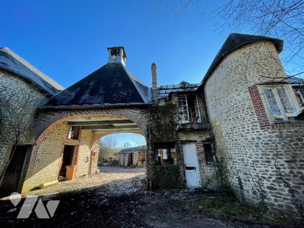 Une longère d'environ 500m² à rénover située à COURTOMER avec des dépendances et 1,9 ha de terre