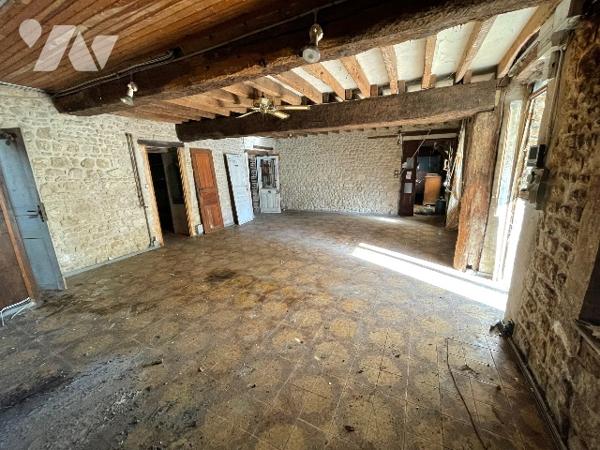 Une longère d'environ 500m² à rénover située à COURTOMER avec des dépendances et 1,9 ha de terre